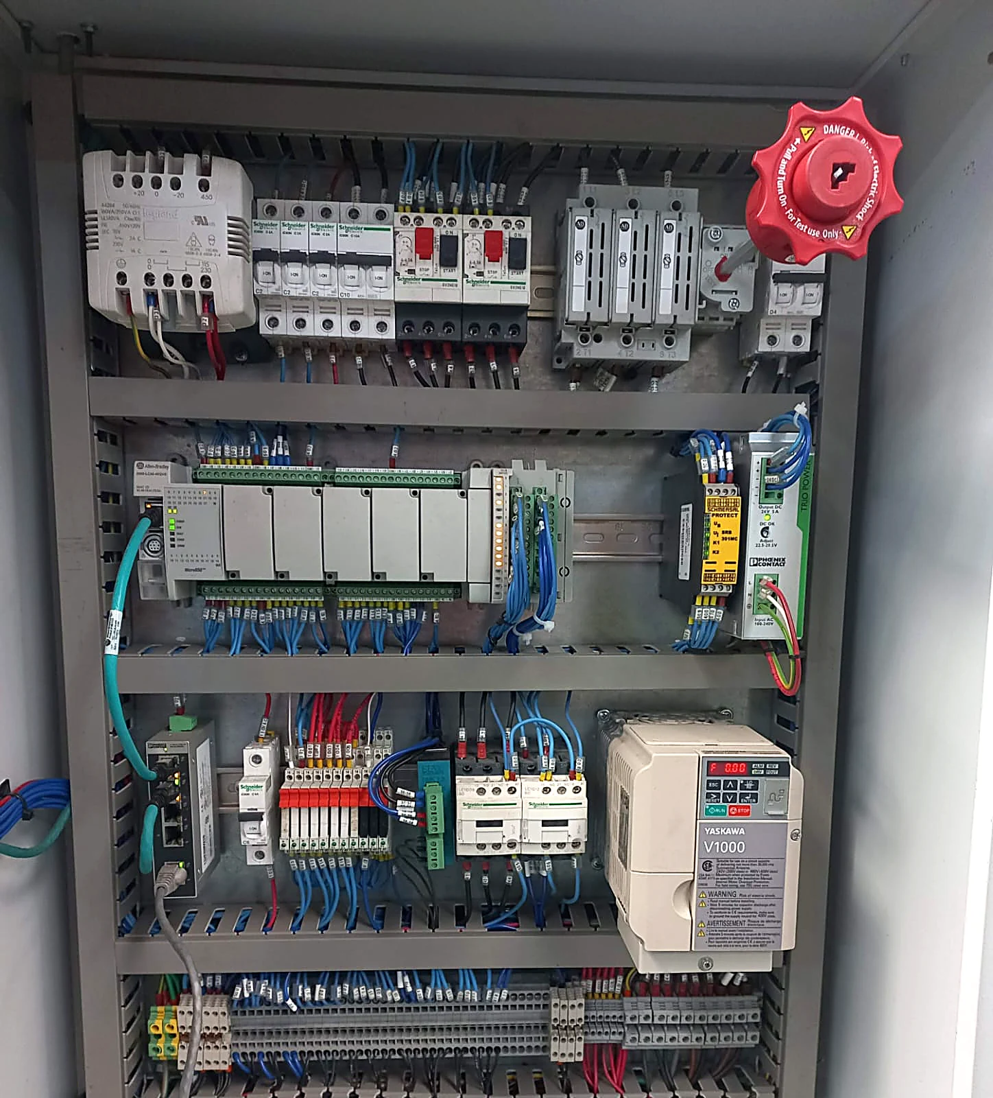 Tablero de control con PLC Allen-Bradley Micro850 para cortador de tubería HDPE